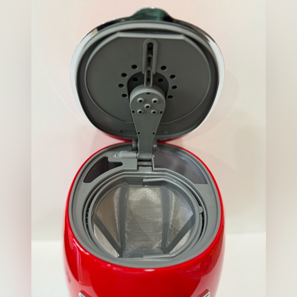 Smeg Bold Red Coffee Machine - Picture 2 of 8